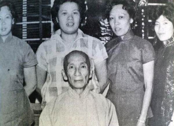 Ip Man with female students