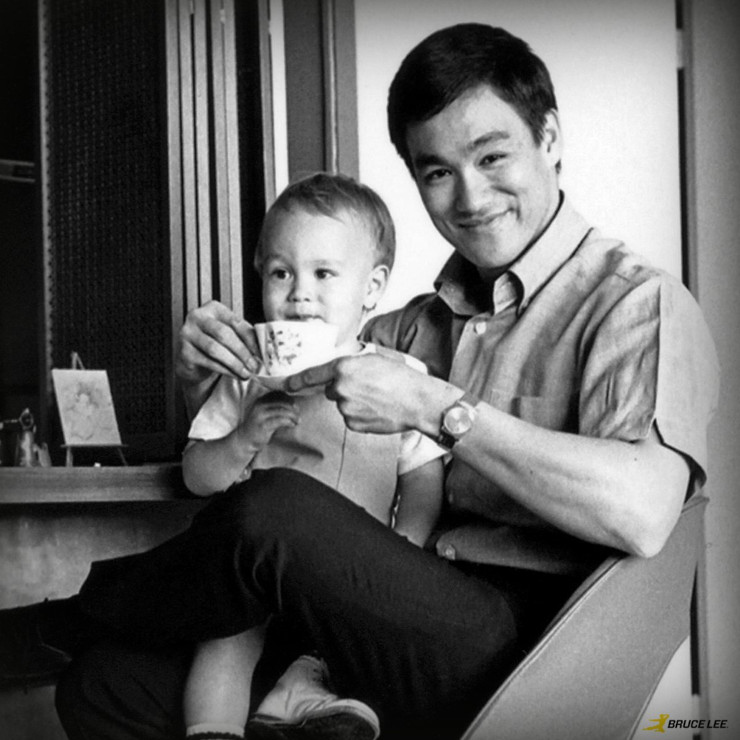 Bruce Lee with his children