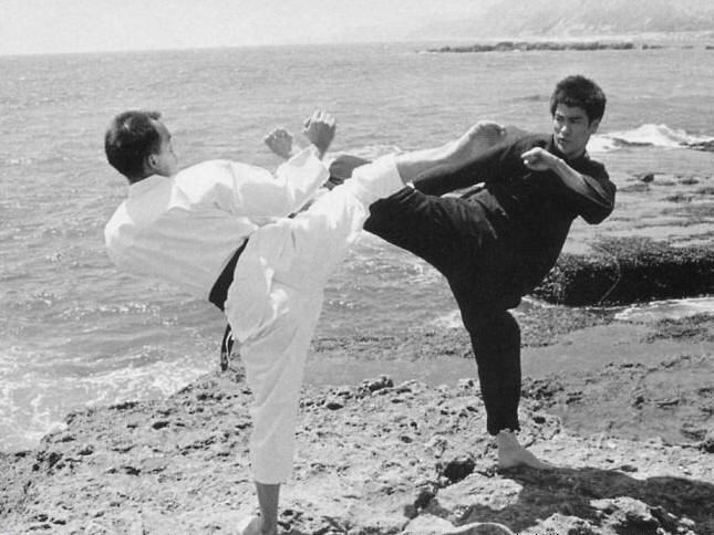 Bruce lee karate practice on sale