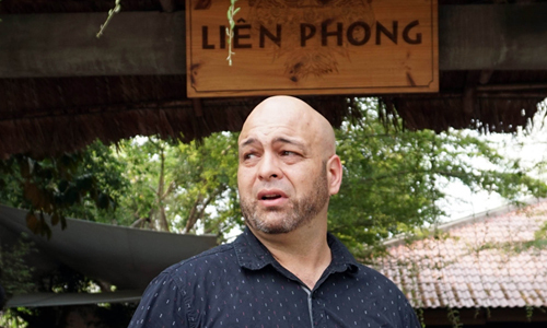 Pierre Francois Flores challenges Xu Xiaodong