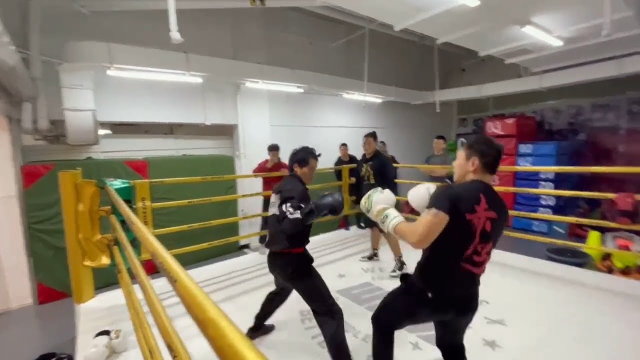 Bruce Lee Imitator Challenges Muay Thai Master: A Showdown Like No Other!